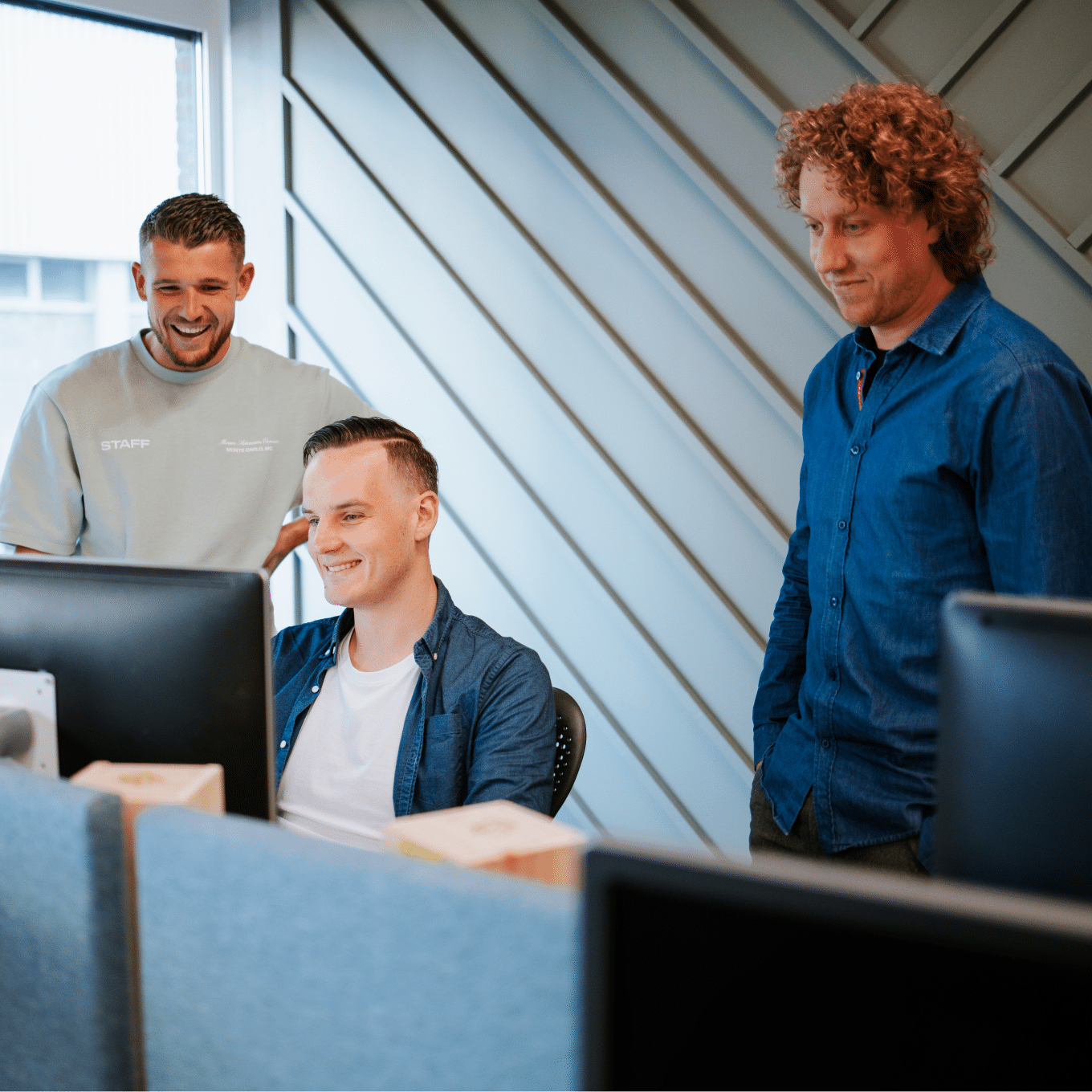 sfeer - Martijn, John en Bart overleggen met een computer voor zich