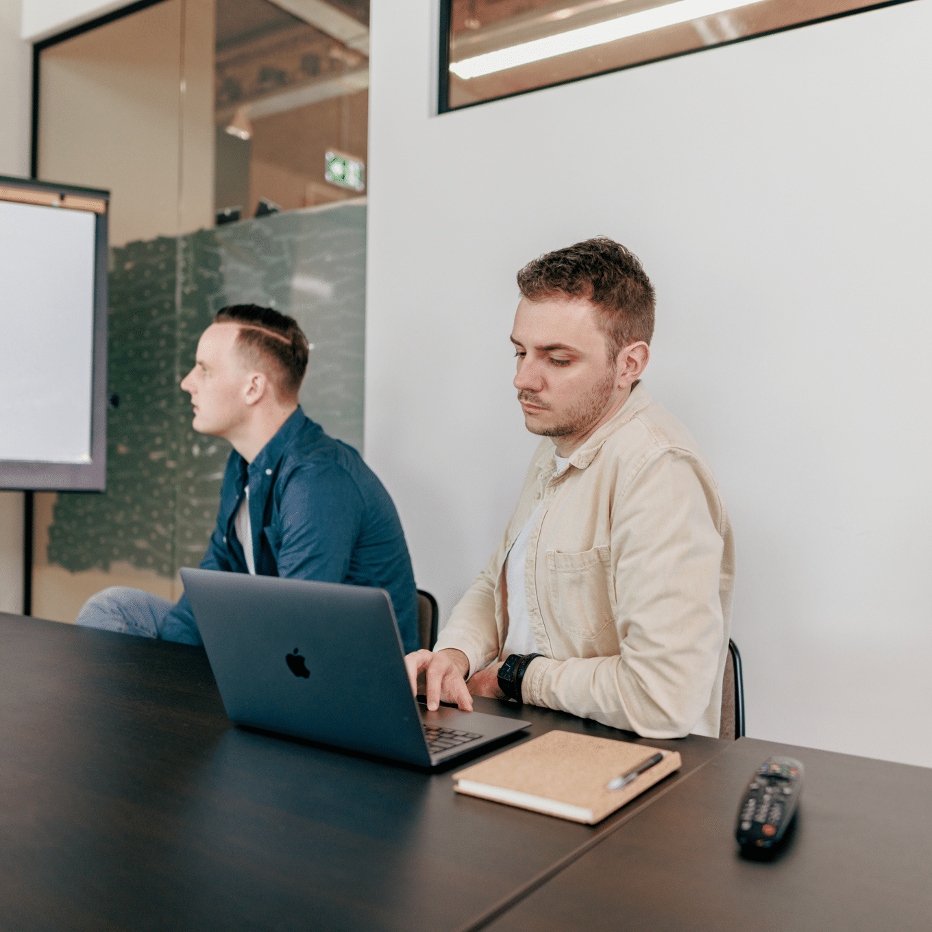 blog - Jordy en Martijn aan het werk achter een laptop