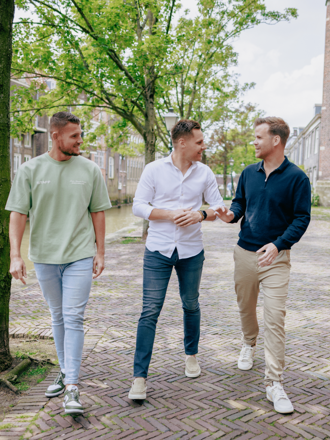 Jeroen, Fabian en John lopen in gesprek buiten