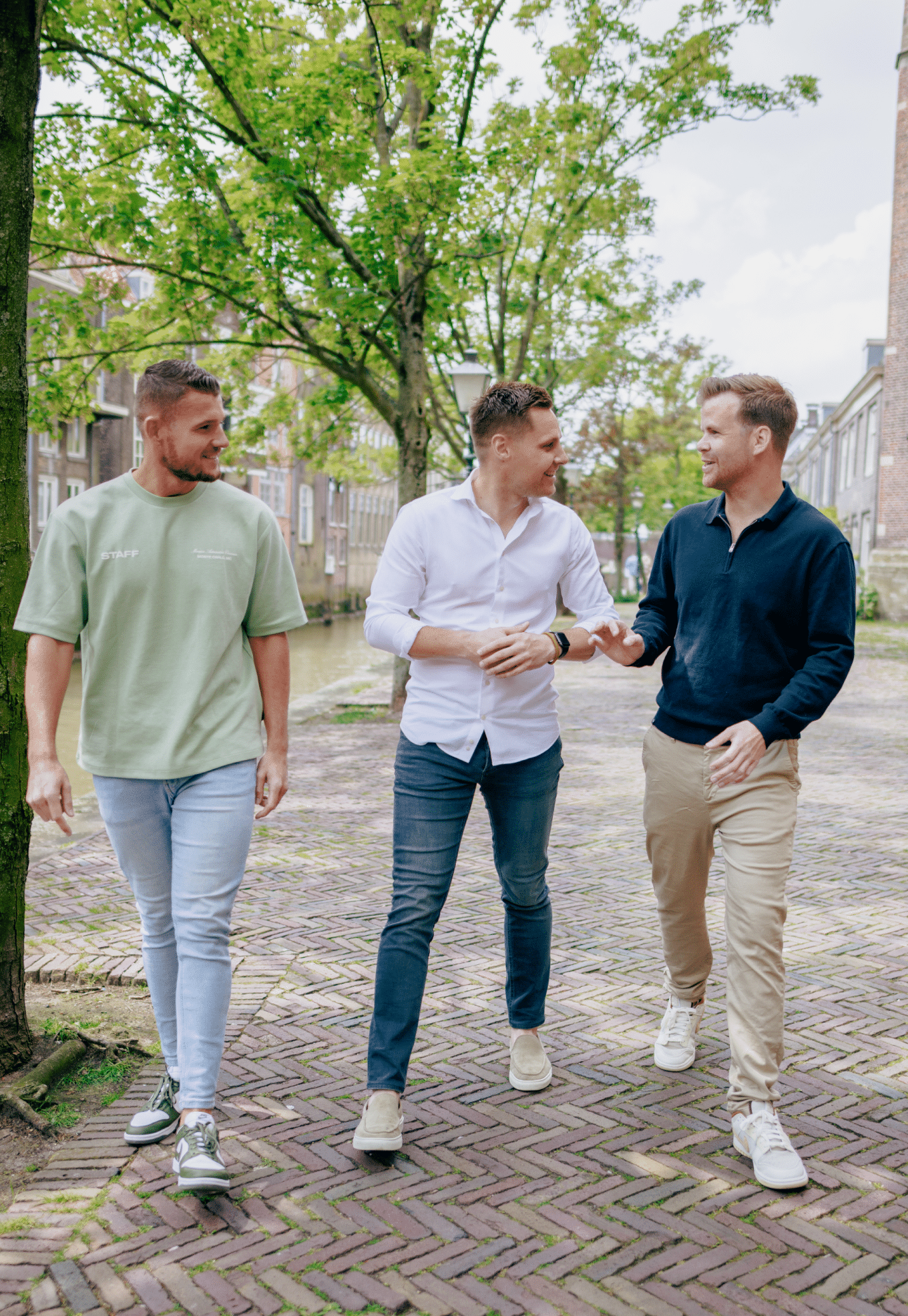 Jeroen, Fabian en John lopen in gesprek buiten