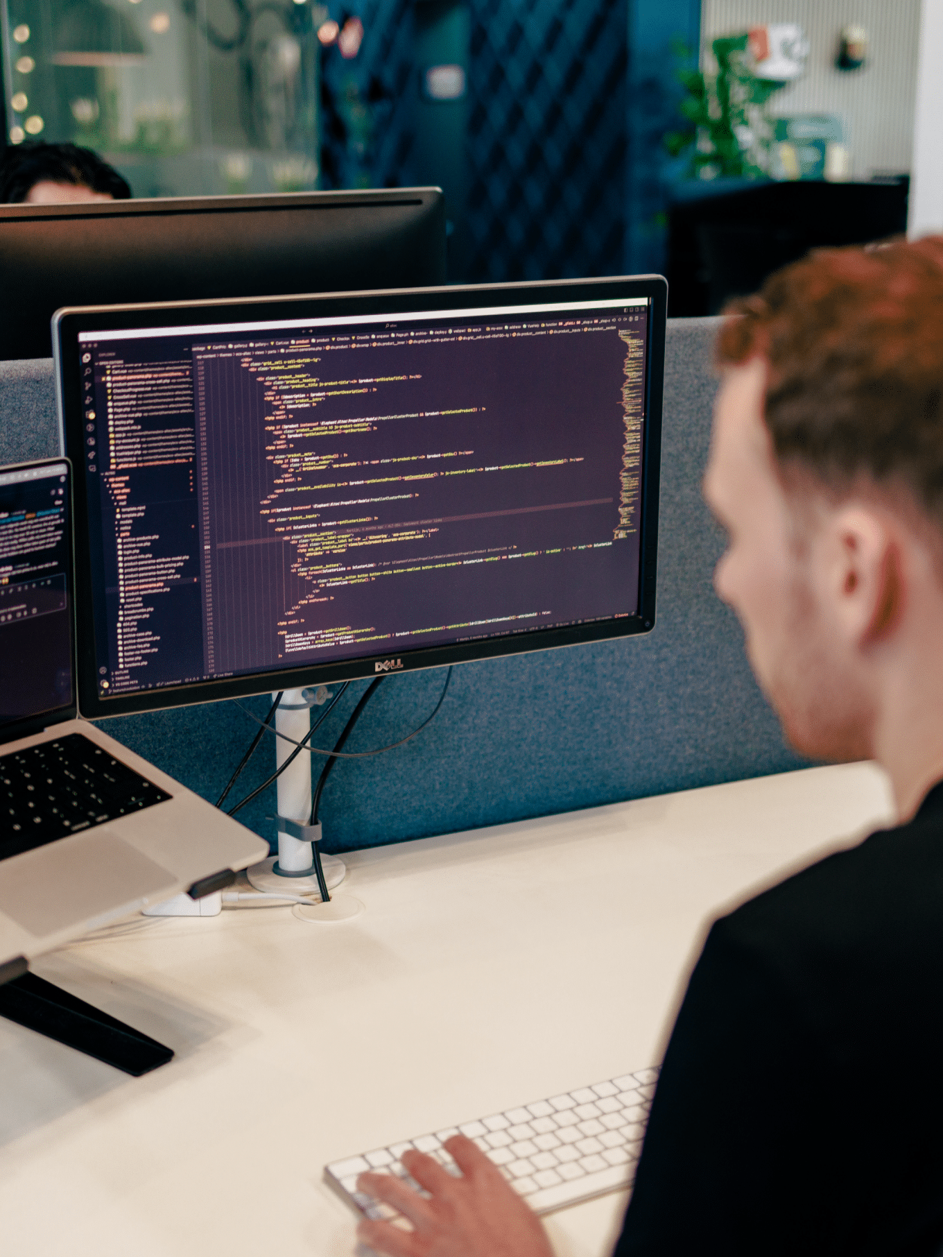 Front-end developer Arno aan het werk bij Elephant met een scherm vol code