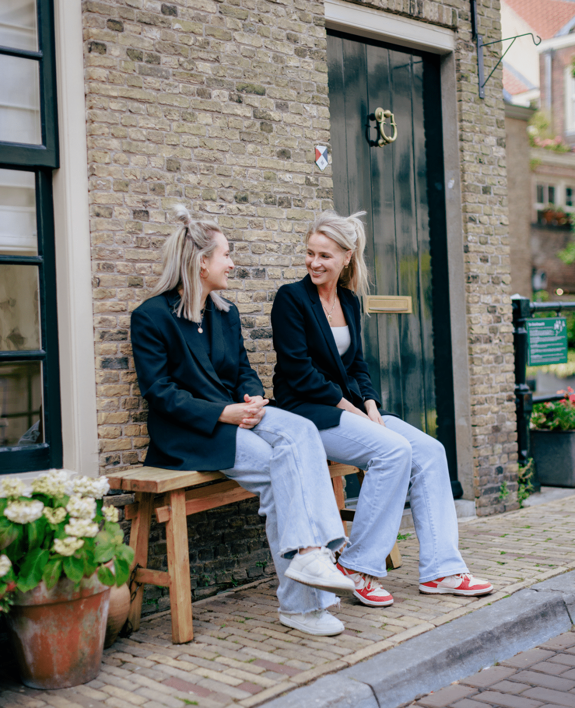 Elephant projectmanagers zitten op een bankje in het centrum van Dordrecht