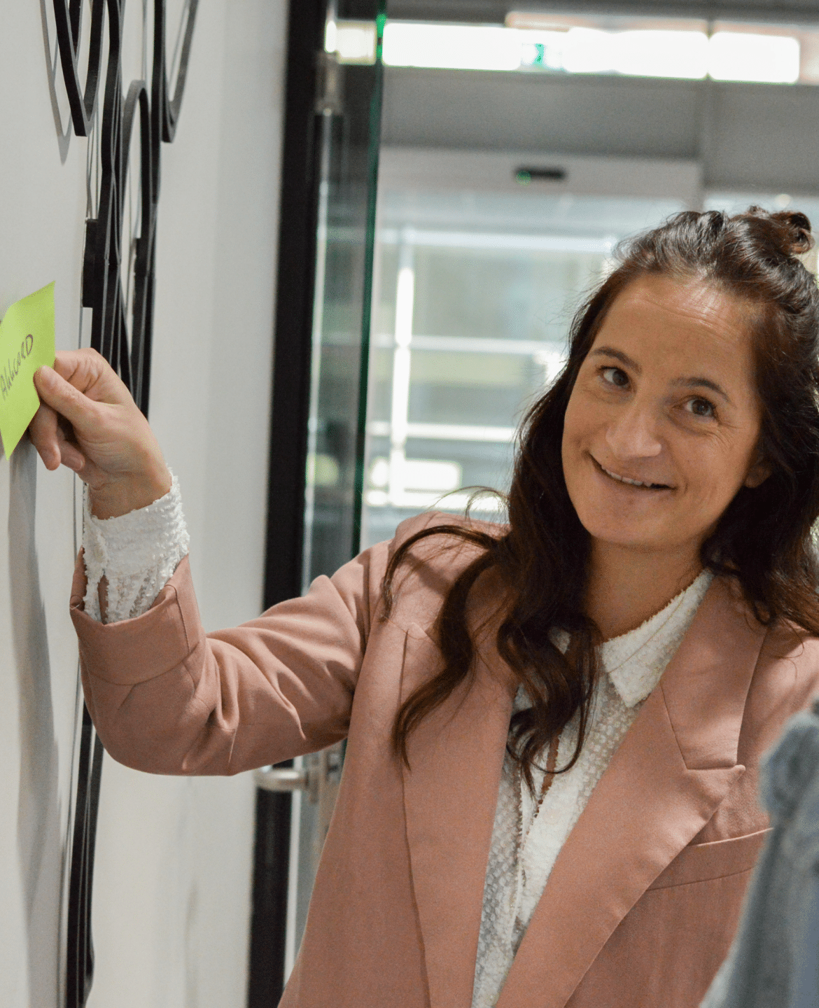 Projectmanager Leonie plakt een post-it tijdens een creatieve sessie met het team