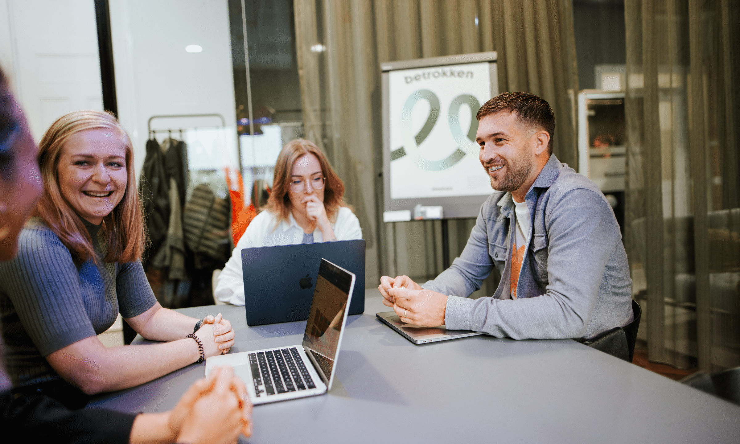 Een teammeeting om met elkaar te sparren over de nieuwste ontwikkelingen