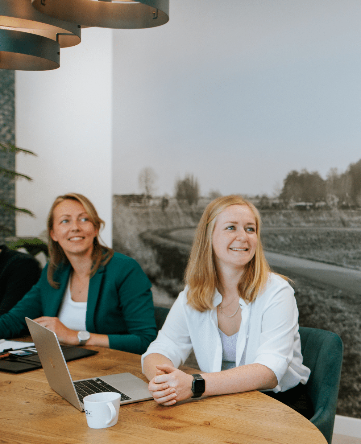 Kayleigh en Ilse zijn op bezoek bij WEA.