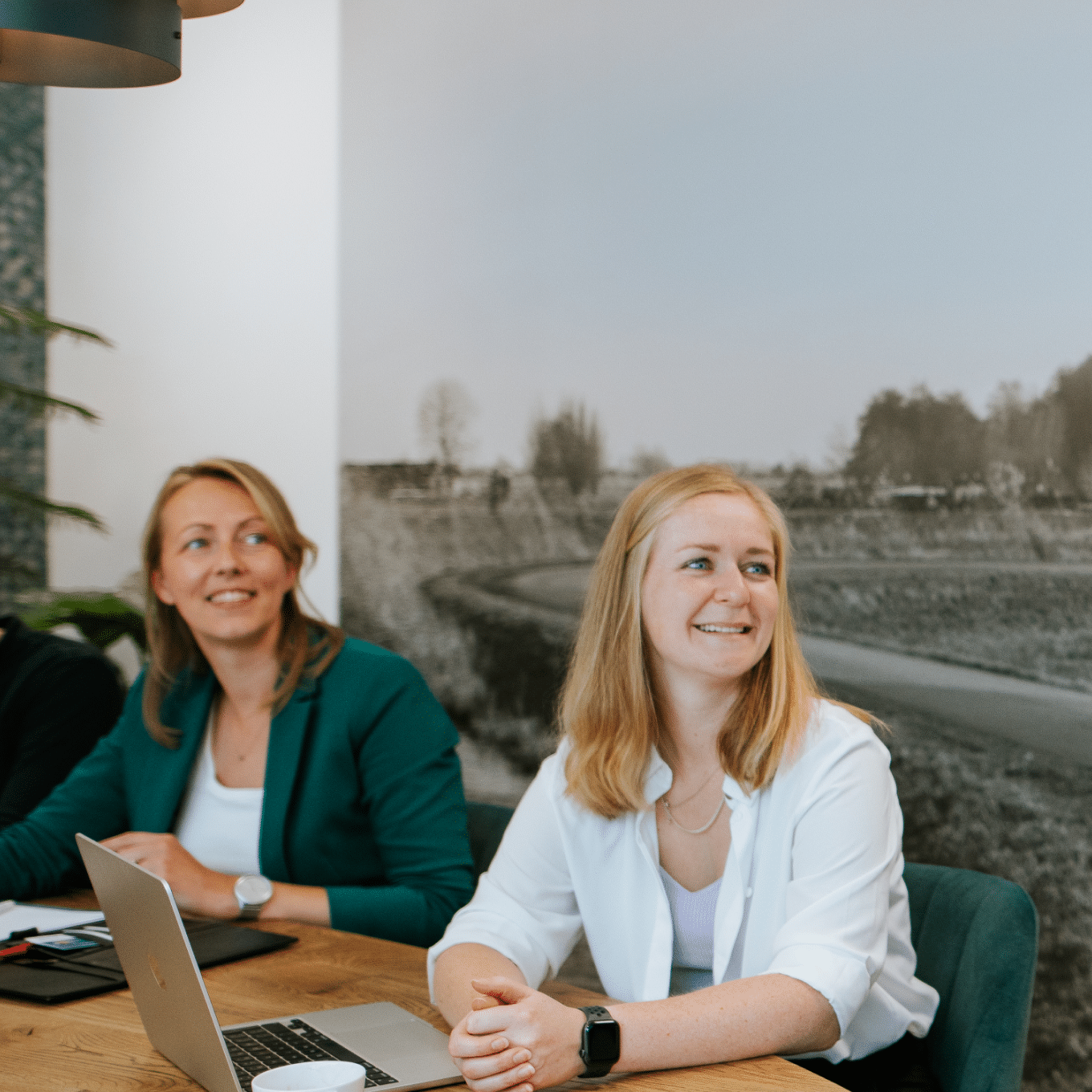 Kayleigh en Ilse zijn op bezoek bij WEA.