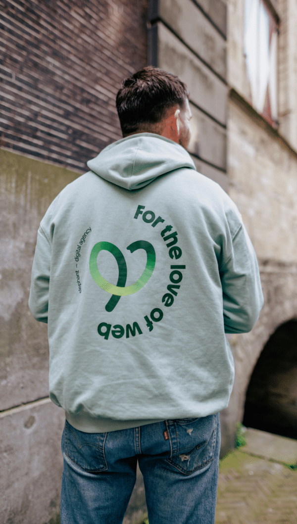 Floris met de hoodie van Elephant