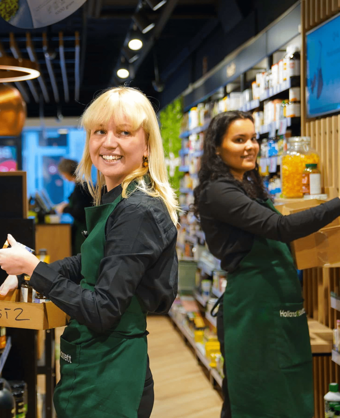 Twee collega's in de winkel van Holland & Barrett