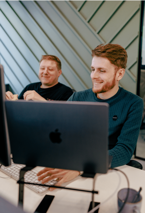 Maarten en Leon samenwerkend achter een laptop bij Elephant