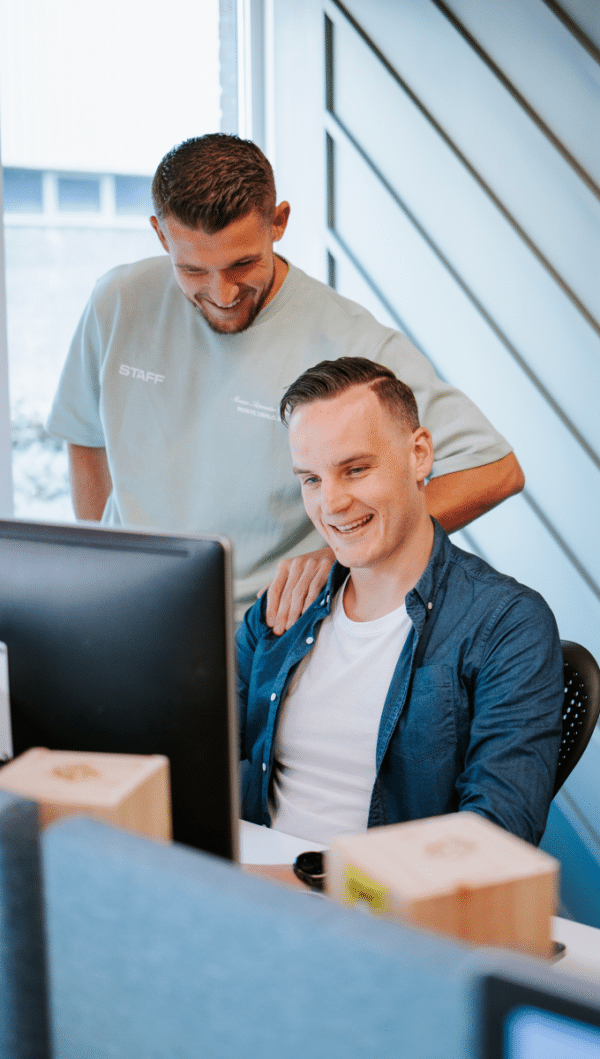 Martijn en John samenwerkend achter computer bij Elephant