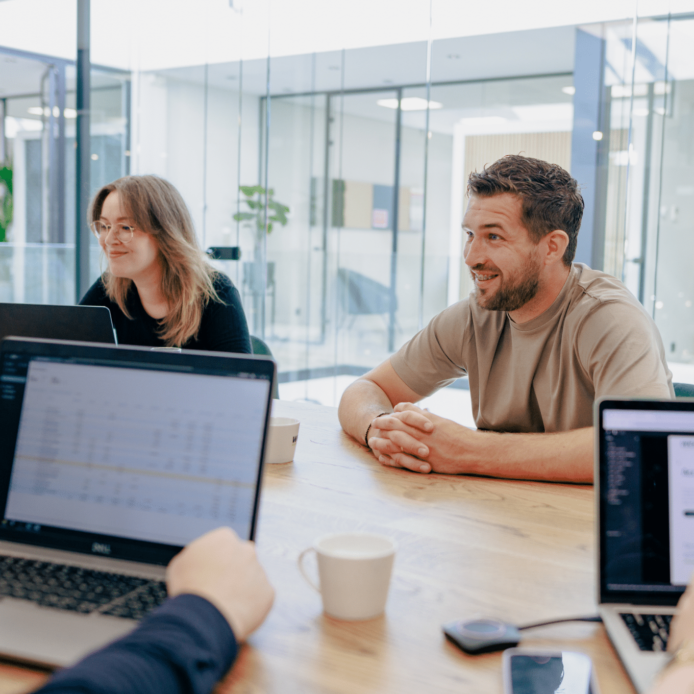 Case - Floris en Kayleigh zitten in een vergaderruimte op locatie bij onze opdrachtgever WEA en zijn in gesprek met hen