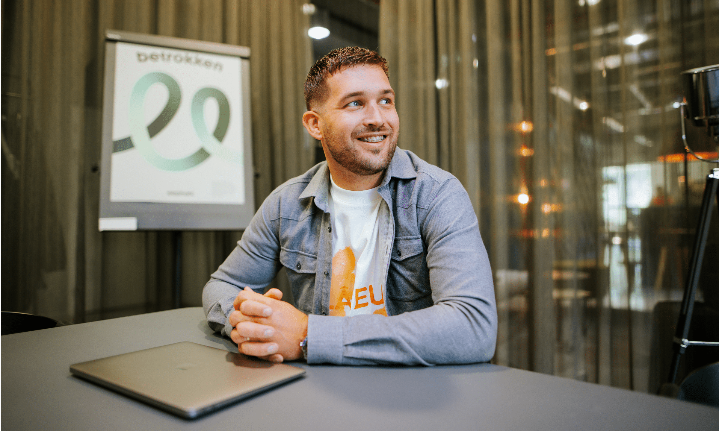 Floris zit met zijn laptop aan tafel bij Elephant