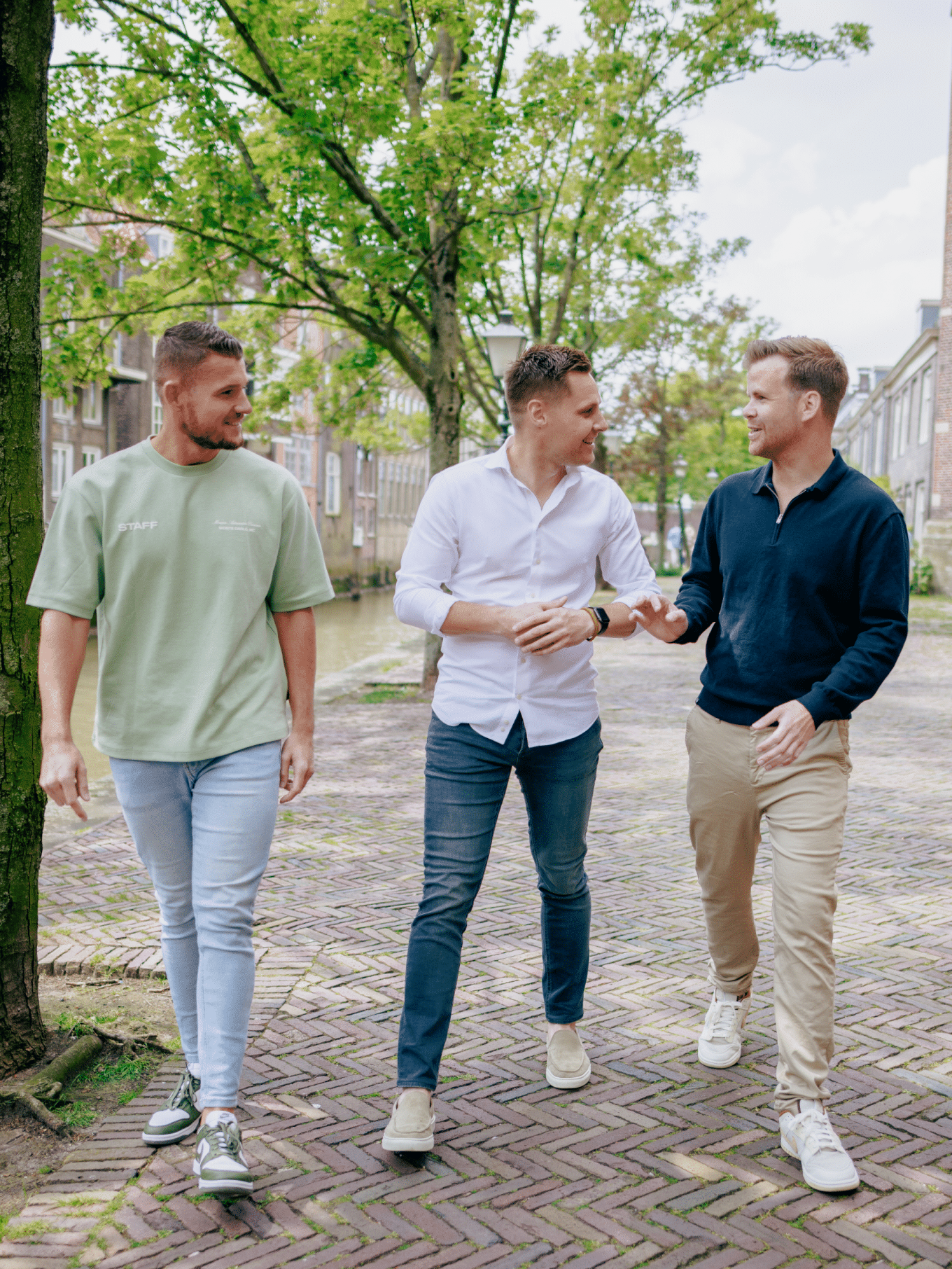 blog - Jeroen, John en Fabian lopend in gesprek in Dordrecht