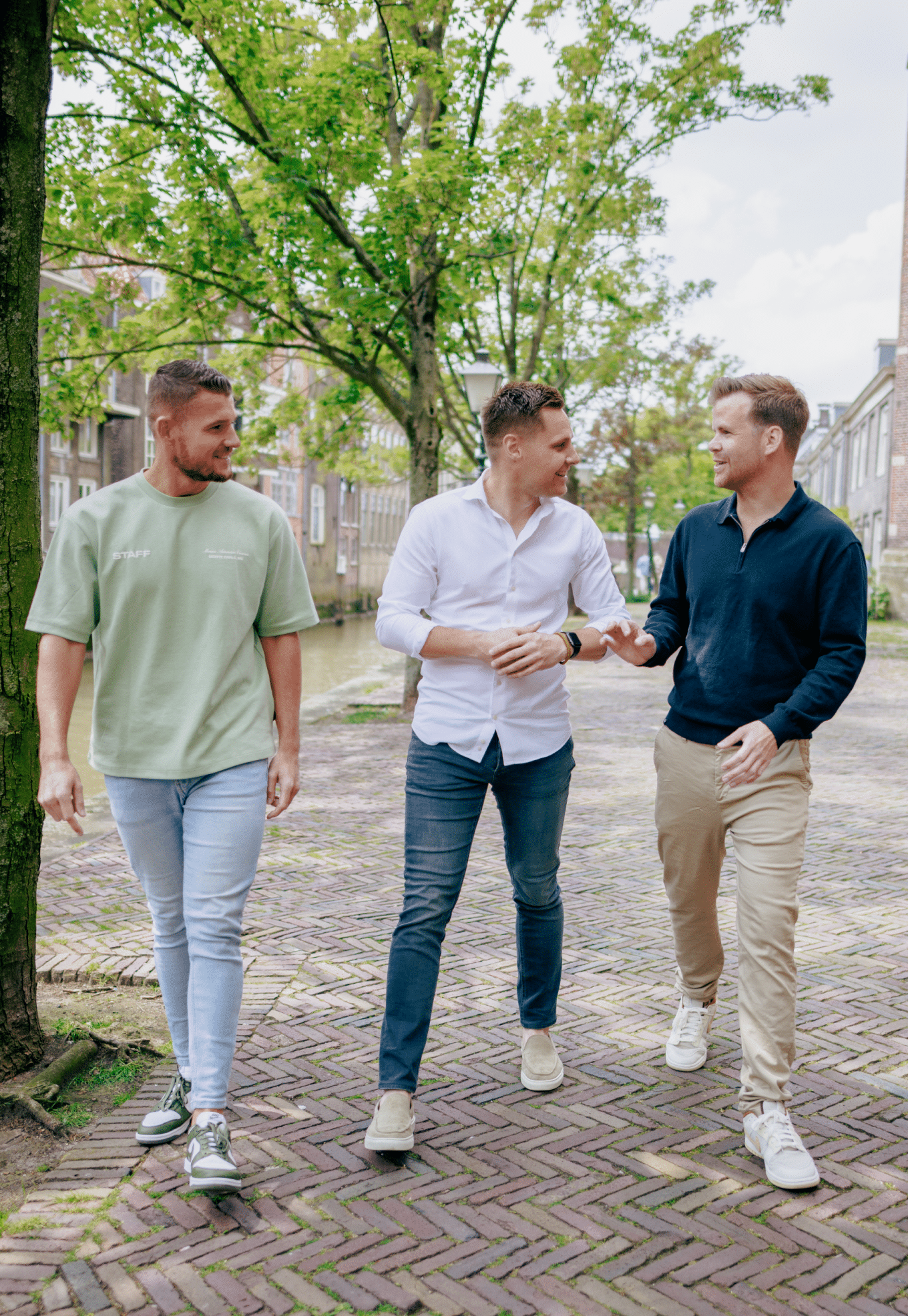 blog - Jeroen, John en Fabian lopend in gesprek in Dordrecht