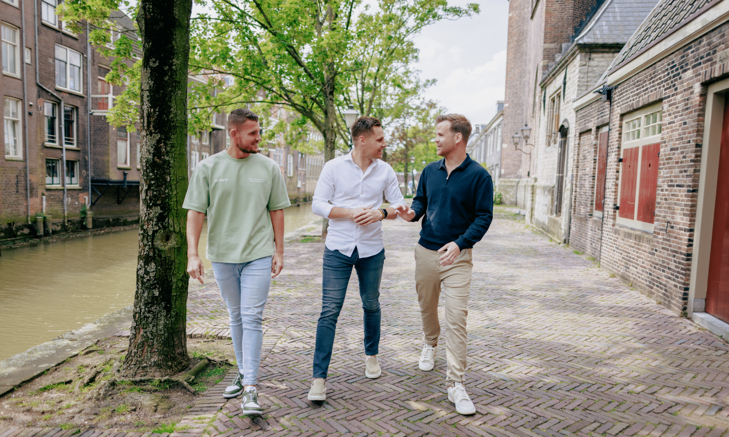 blog - Jeroen, John en Fabian lopend in gesprek in Dordrecht