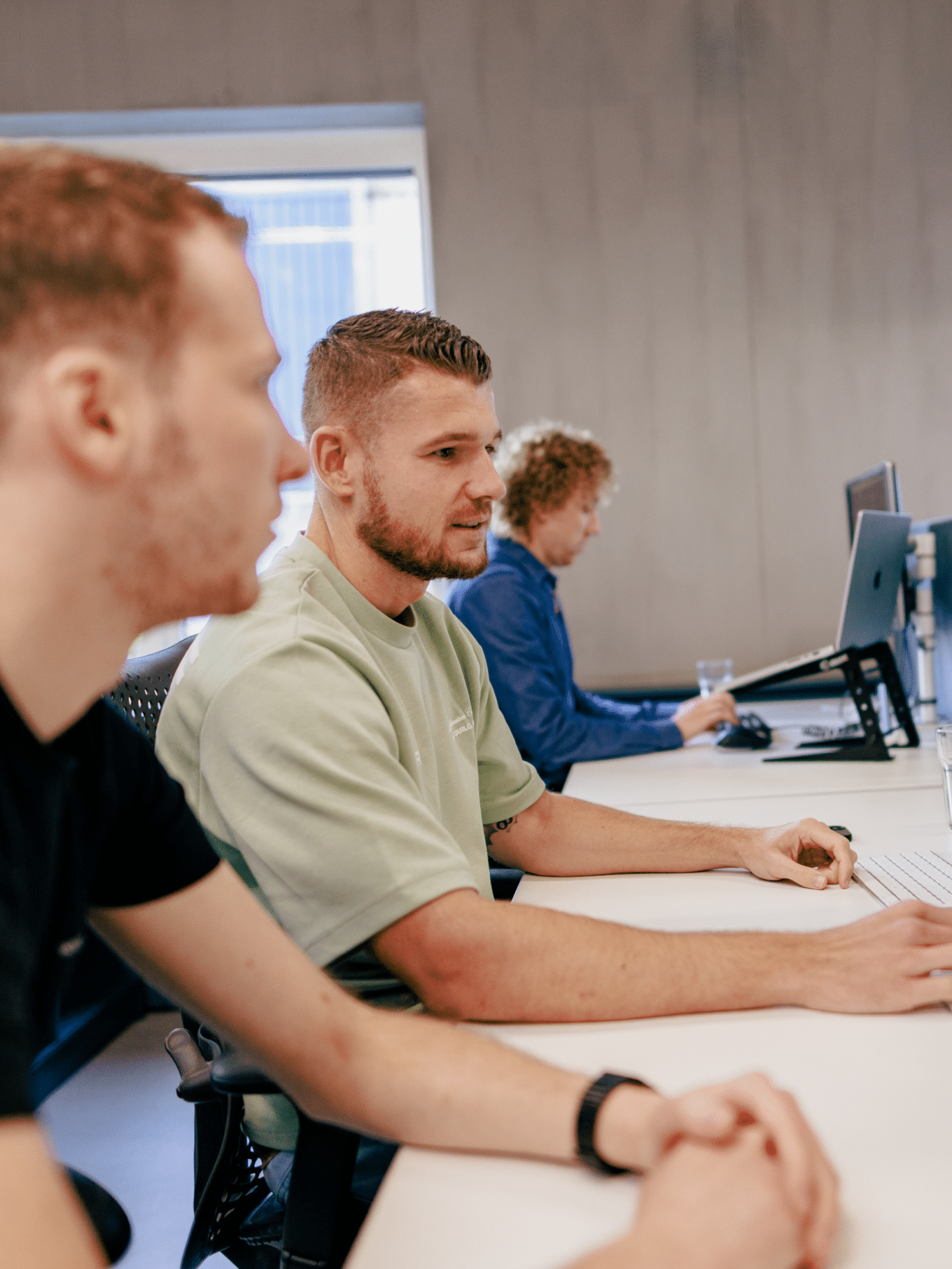 blog - John en Arno werken samen achter de computer