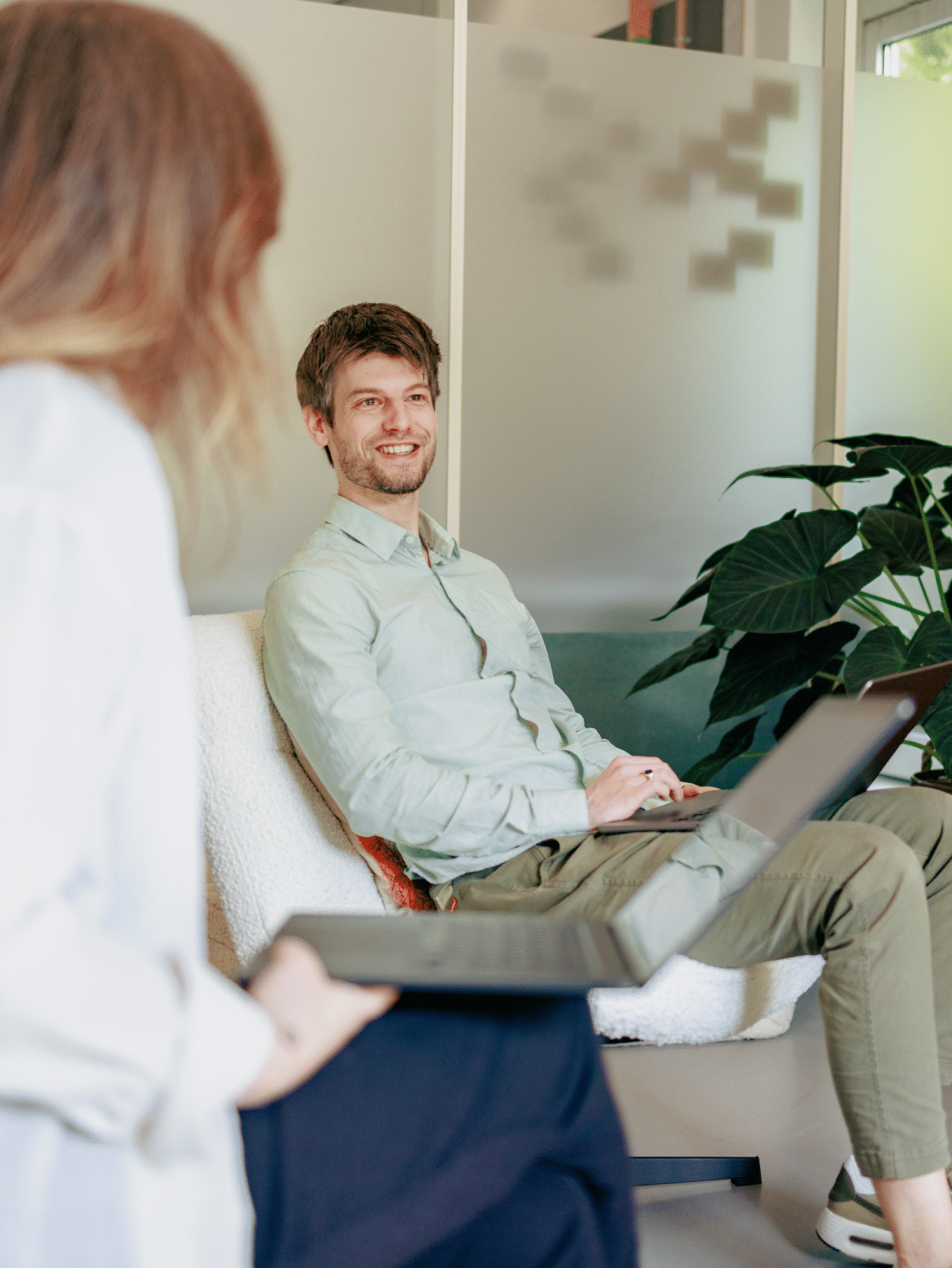 sfeer - Jordy, Kayleigh en Jurriaan zijn aan het overleggen tijdens hun strategie en design sessie