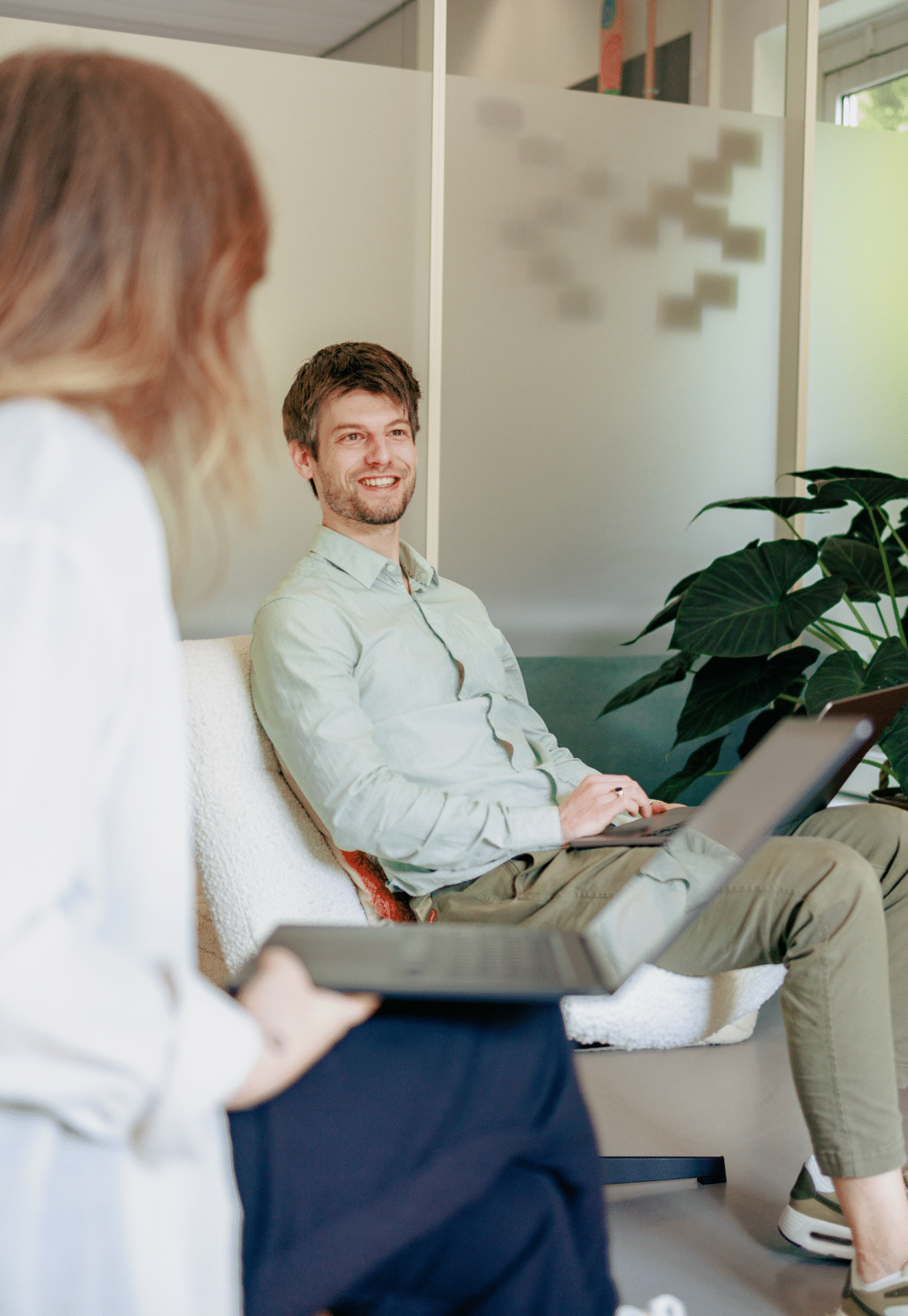 sfeer - Jordy, Kayleigh en Jurriaan zijn aan het overleggen tijdens hun strategie en design sessie