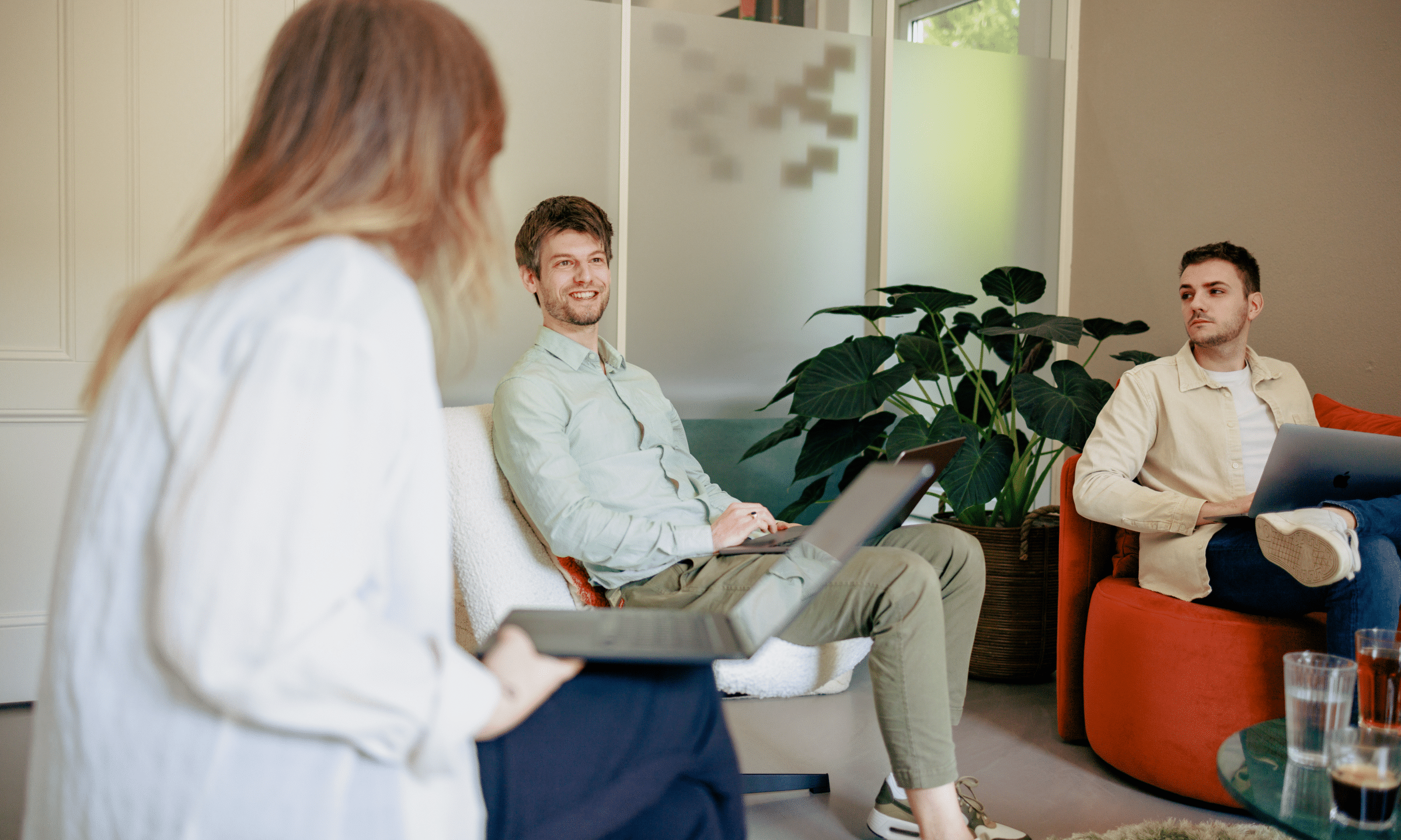 sfeer - Jordy, Kayleigh en Jurriaan zijn aan het overleggen tijdens hun strategie en design sessie