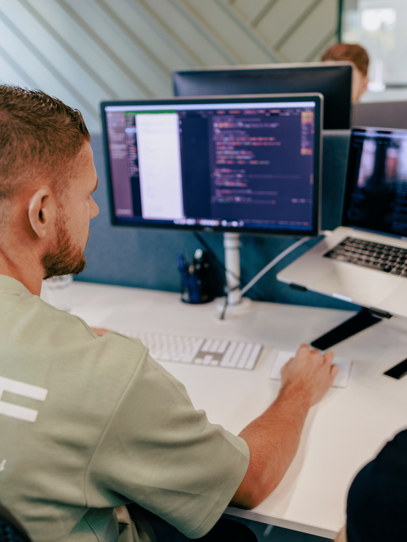 John geeft uitleg aan Arno over de geschreven front-end code op zijn laptop bij Elephant