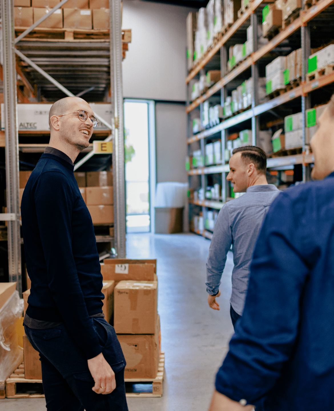 Rens is aan het uitleggen bij ALTEC aan Jeroen en Martijn van Elephant