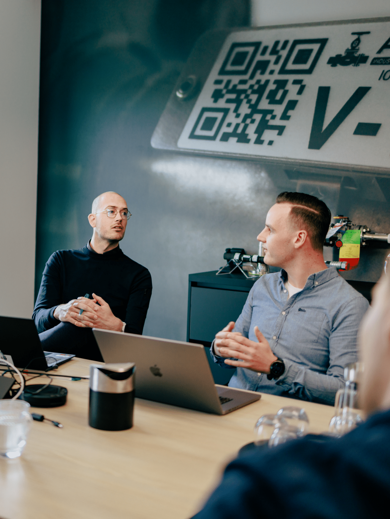 Fabian en John in gesprek bij Garagepark