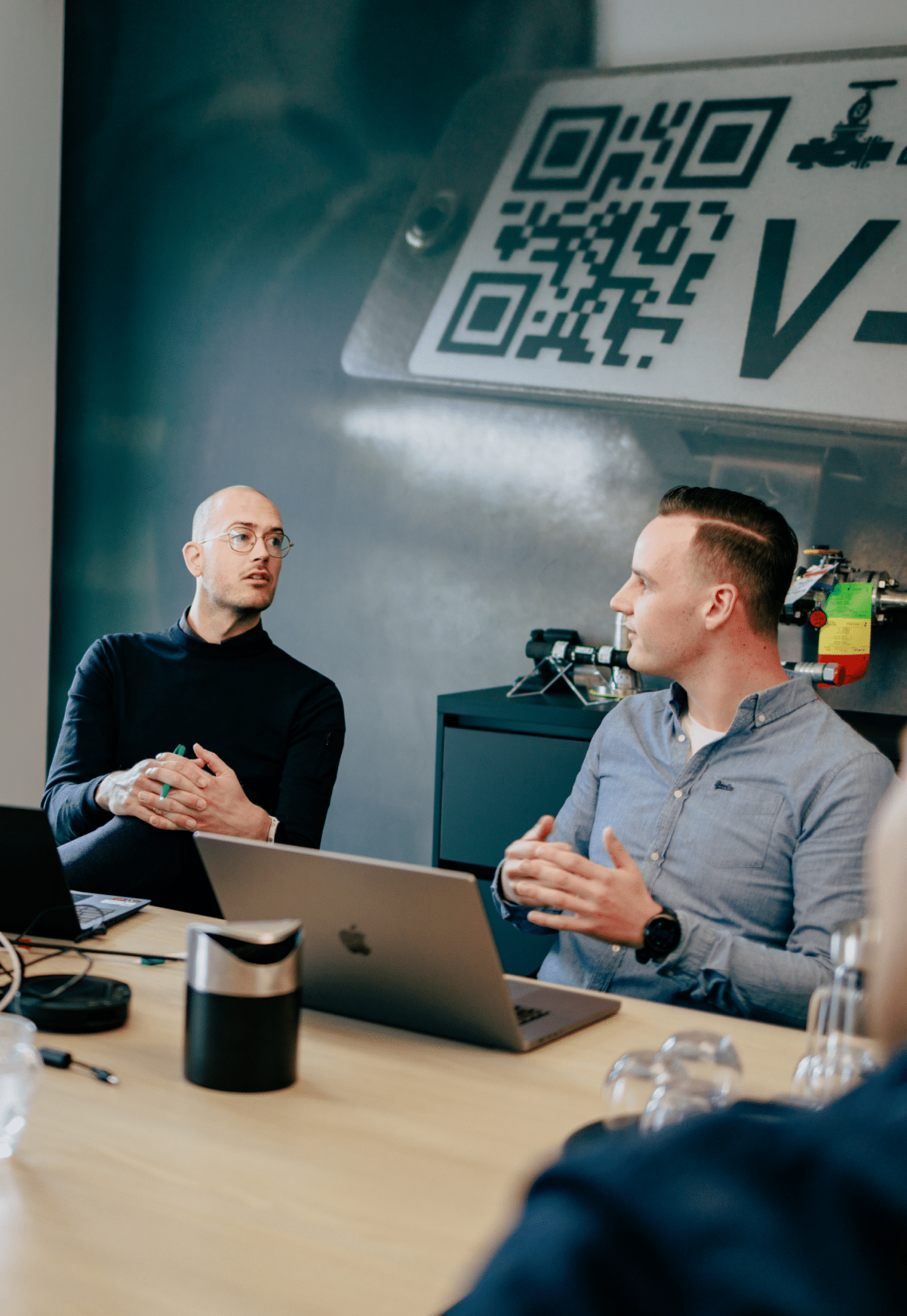 Fabian en John in gesprek bij Garagepark