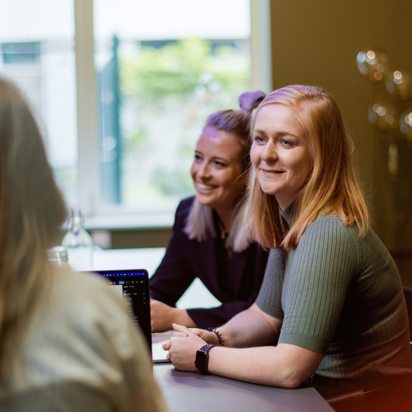 dienst - Ilse en Puck zijn in een vergaderruimte aan het overleggen