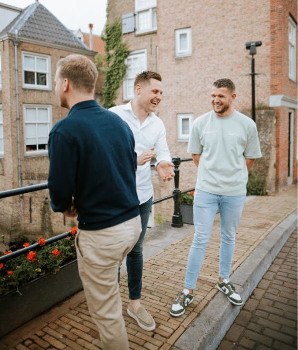 sfeer - Jeroen, John en Fabian kletsen met elkaar in Dordrecht