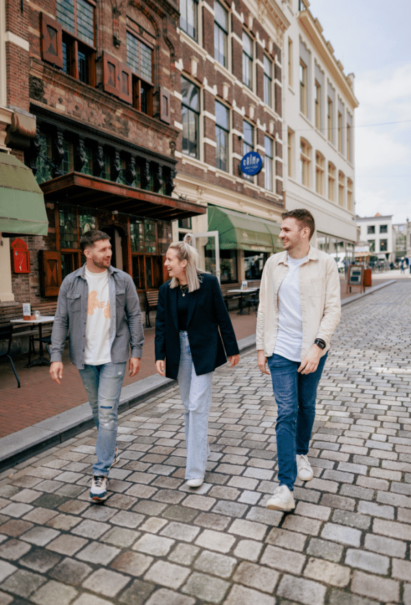 sfeer - Jordy, Puck en Floris lopen kletsend door een straatje in Dordrecht