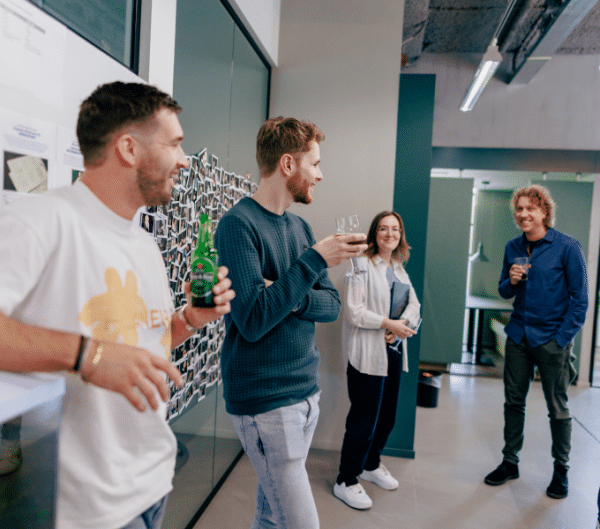 sfeer - John, Bart, Kayleigh, Maarten proosten samen met een biertje en sluiten de week met elkaar af