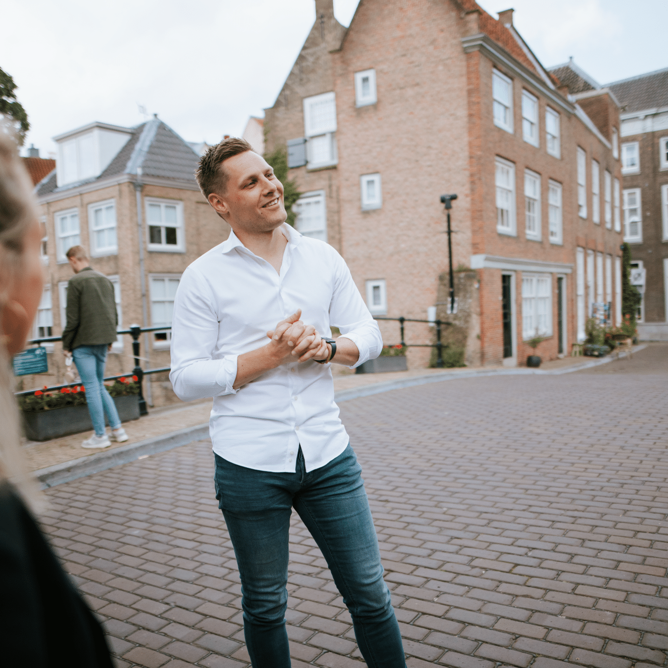 Jeroen praat met collega's in Dordrecht