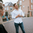 sfeer - Jeroen is in gesprek met een collega buiten in Dordrecht