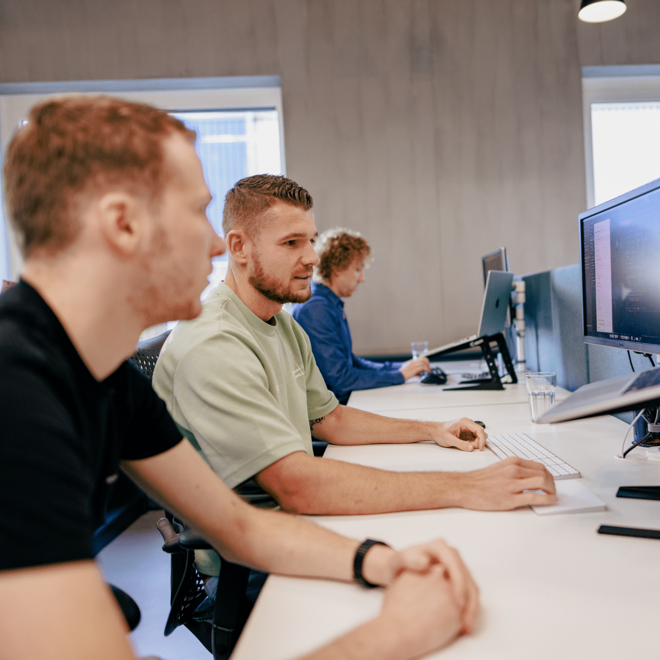 blog - John en Arno werken samen achter de computer