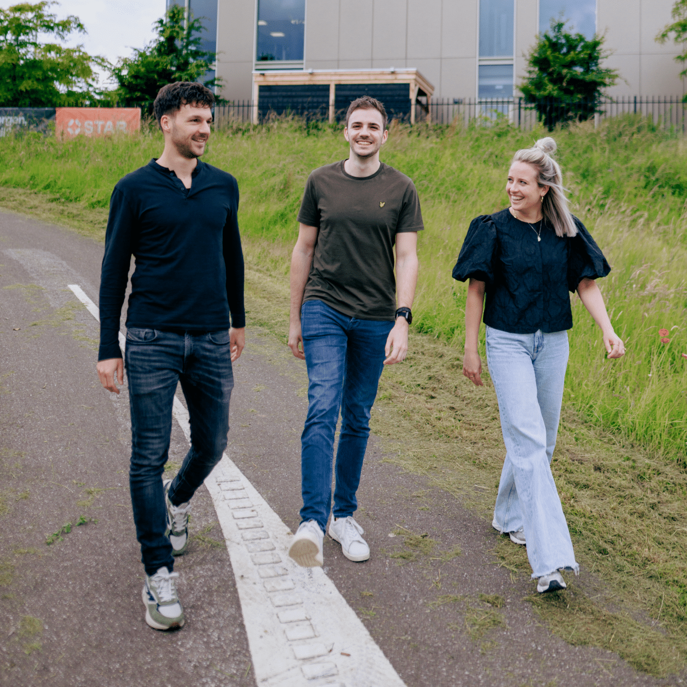 sfeer - Jordy en Puck zijn op bezoek bij een opdrachtgever en lopen een rondje buiten