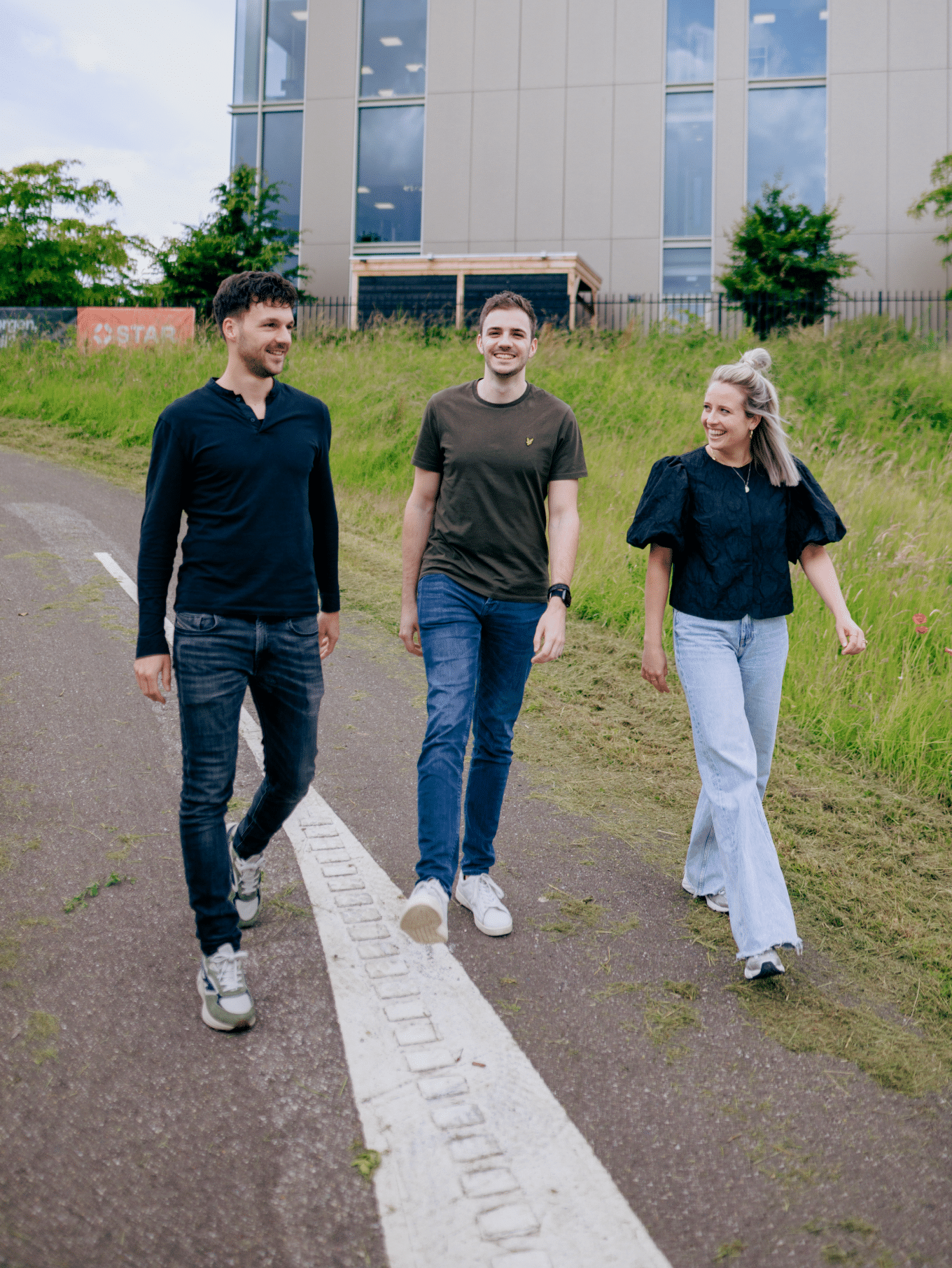 sfeer - Jordy en Puck zijn op bezoek bij een opdrachtgever en lopen een rondje buiten