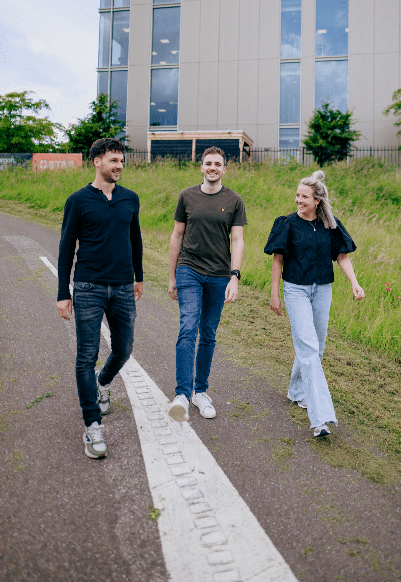 sfeer - Jordy en Puck zijn op bezoek bij een opdrachtgever en lopen een rondje buiten