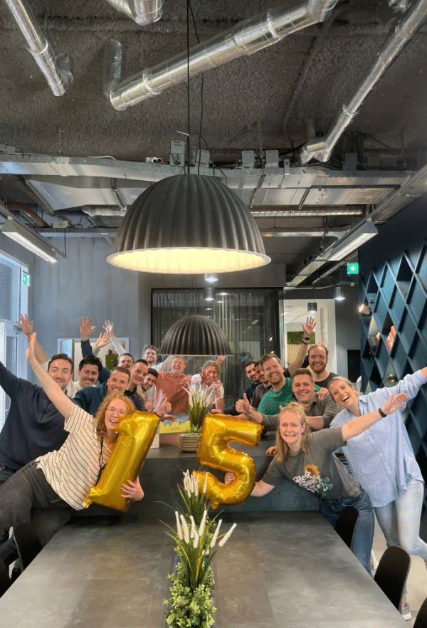 sfeer - het helemaal team staat op de foto en juicht omdat we het 15 jarig jubileum vieren