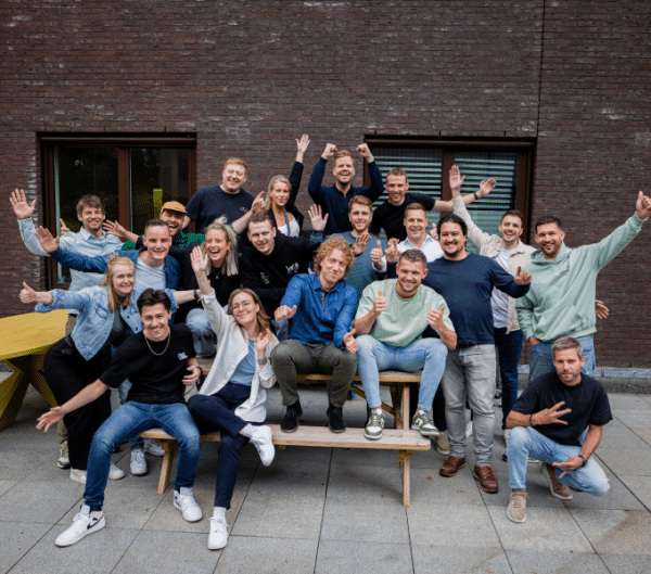 sfeer - groepsfoto juichend met het hele team