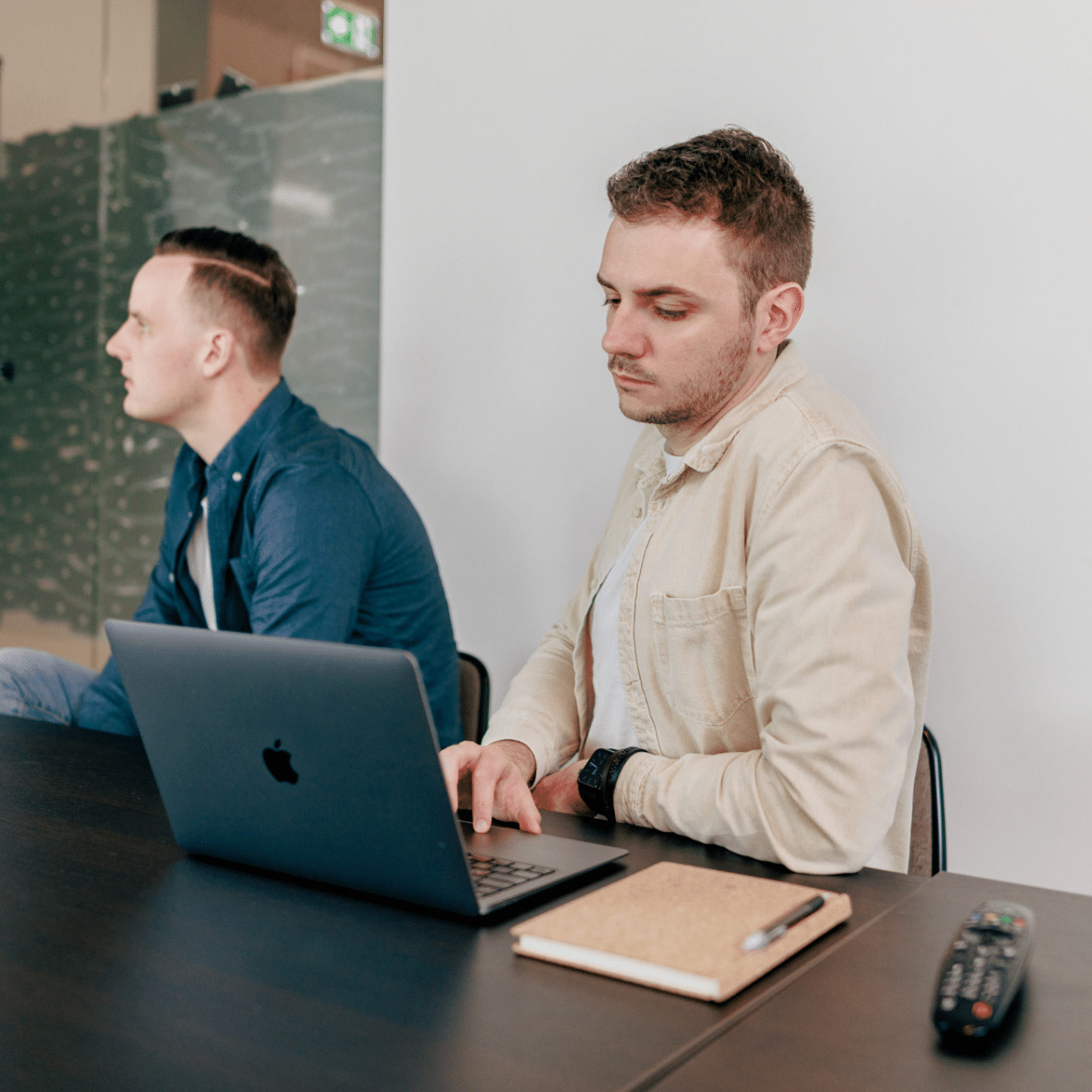 sfeer - Jordy en Martijn in een meeting met hun laptop voor zich