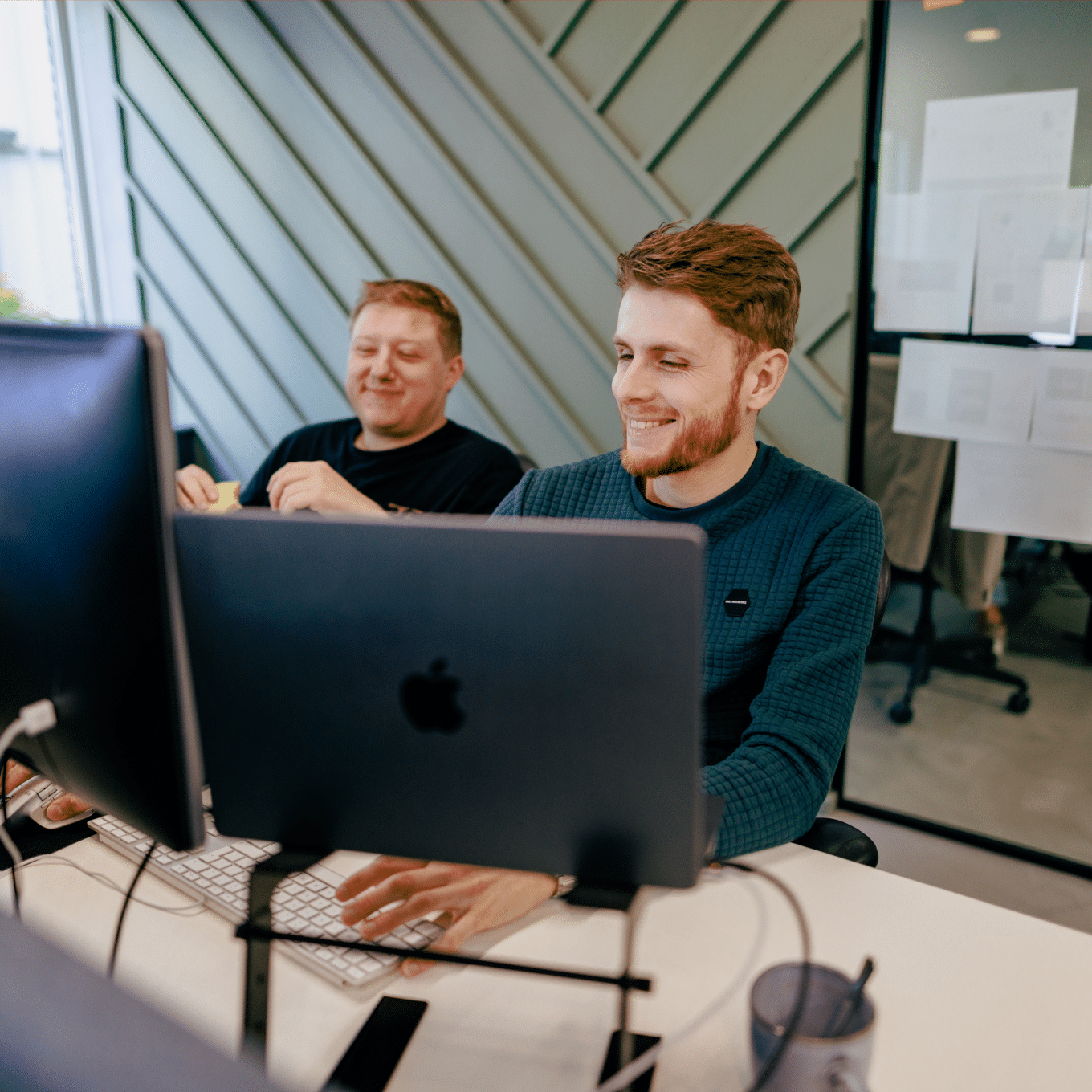 blog - Maarten en leon werken samen achter de computer