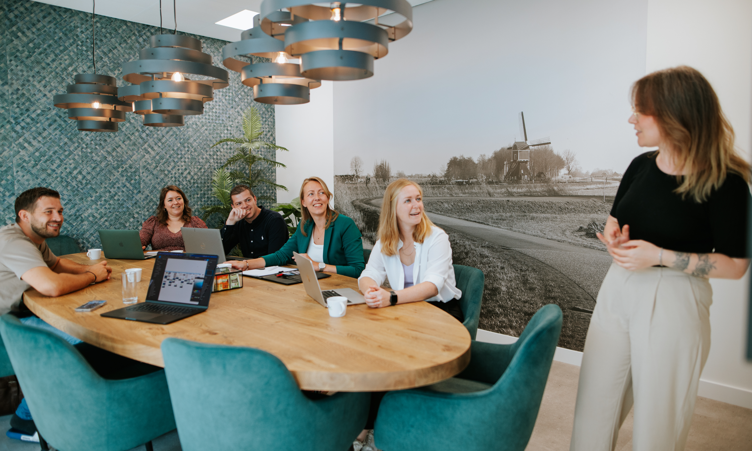 case - Floris, Ilse en Kayleigh zijn op bezoek bij onze opdrachtgever WEA en zitten om een vergadertafel in gesprek met hen