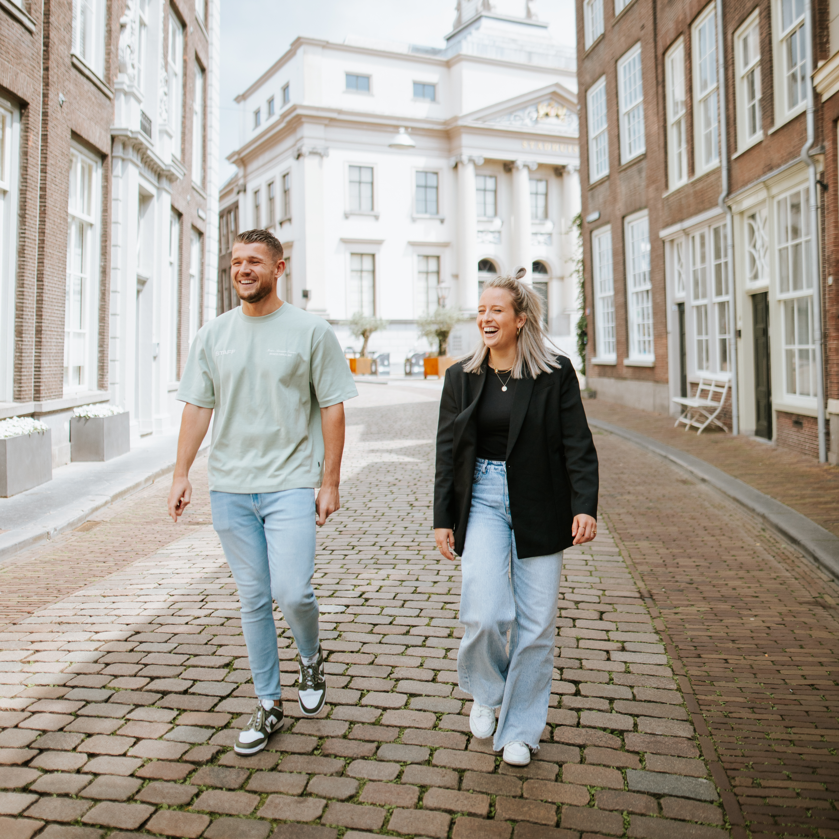 Quote - John en Puck lopen over straat in de binnenstad van Dordrecht