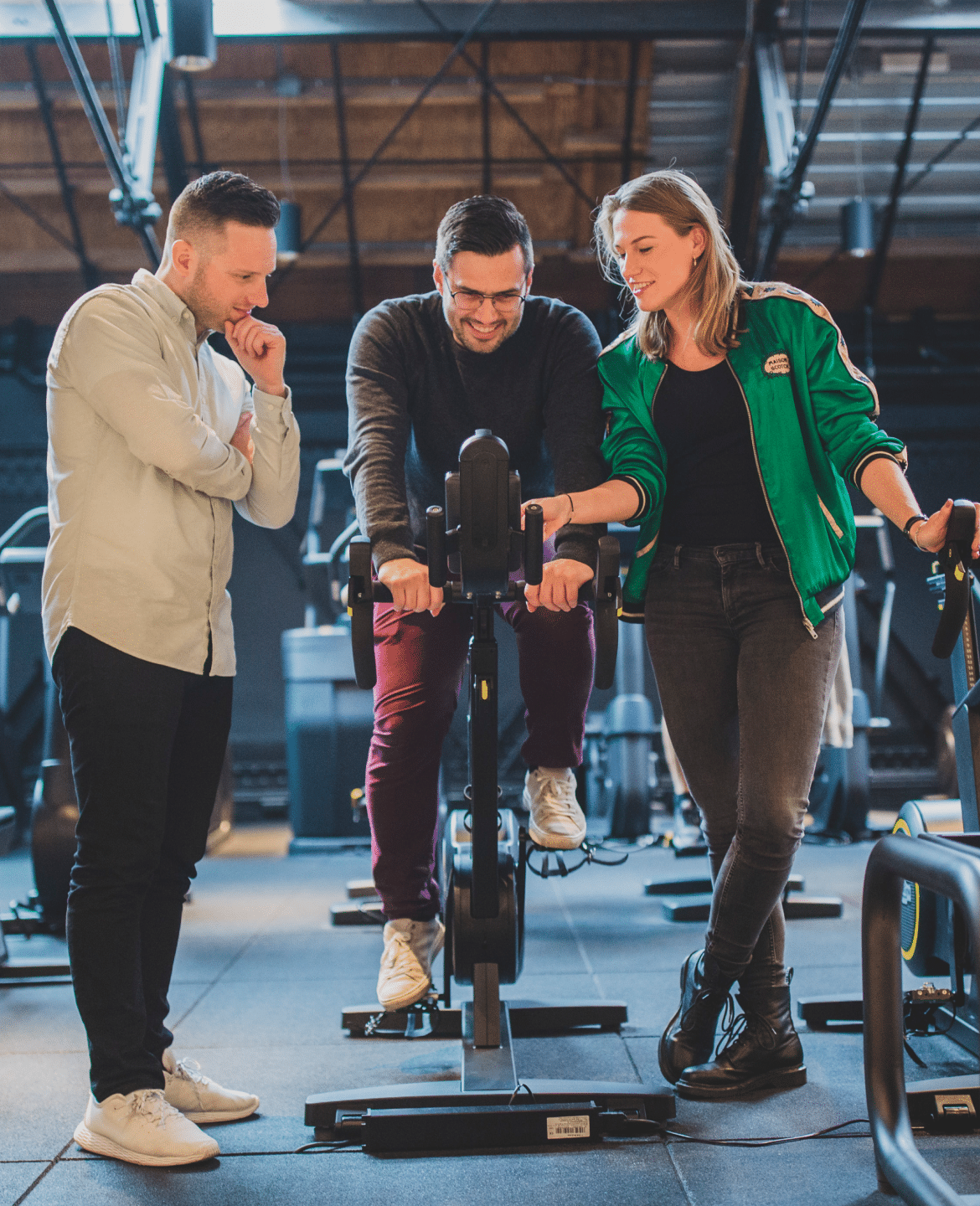 Trainmore - Alen en Fabian zitten op een hometrainer bij bezoek aan de sportschool van Trainmmore