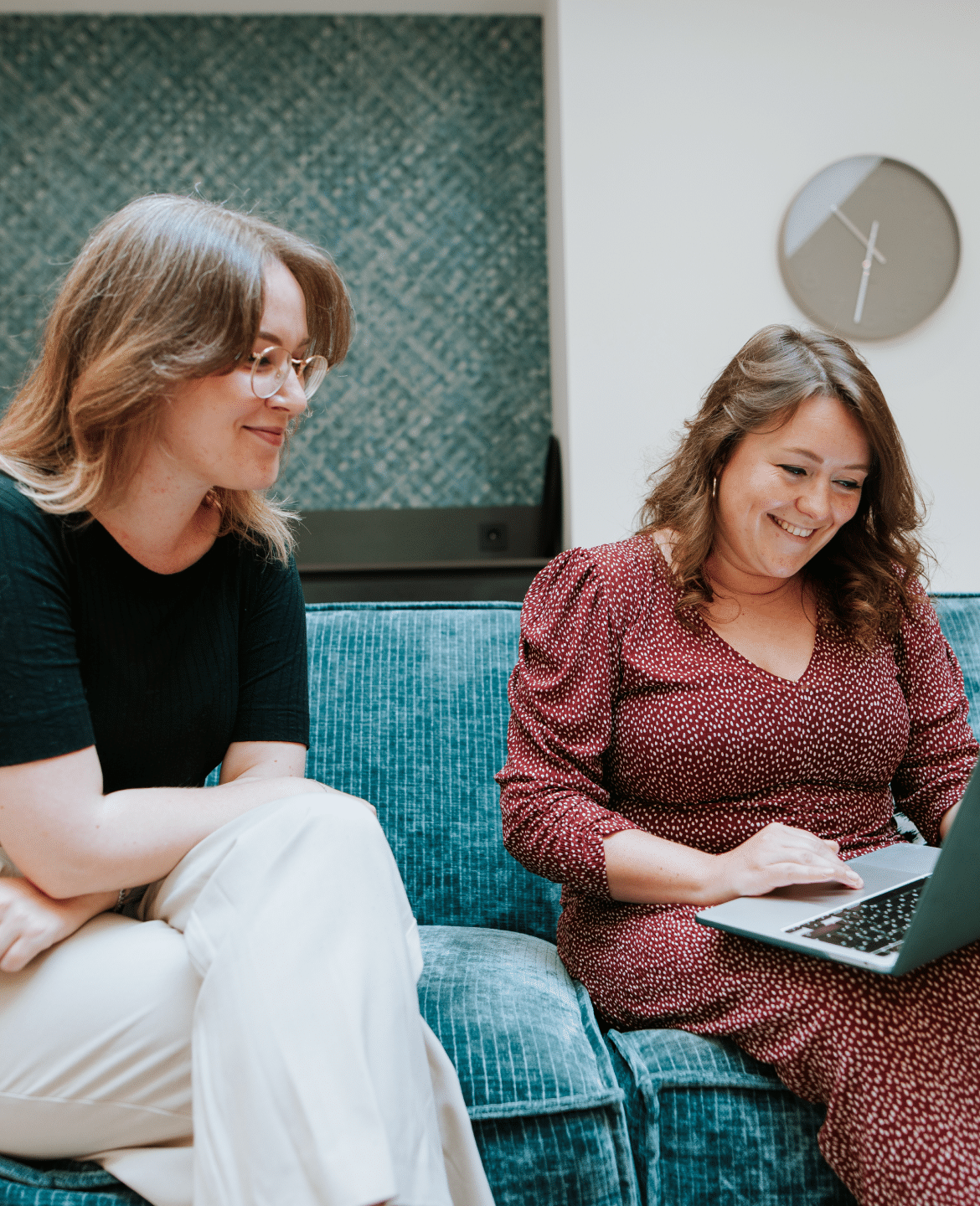 case - Laura en Kayleigh zijn in gesprek met een laptop open voor zich.