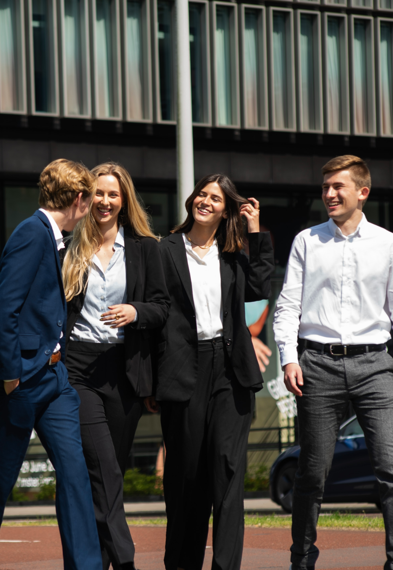 Leden van het commitee van ACD lopen over straat en zijn in gesprek