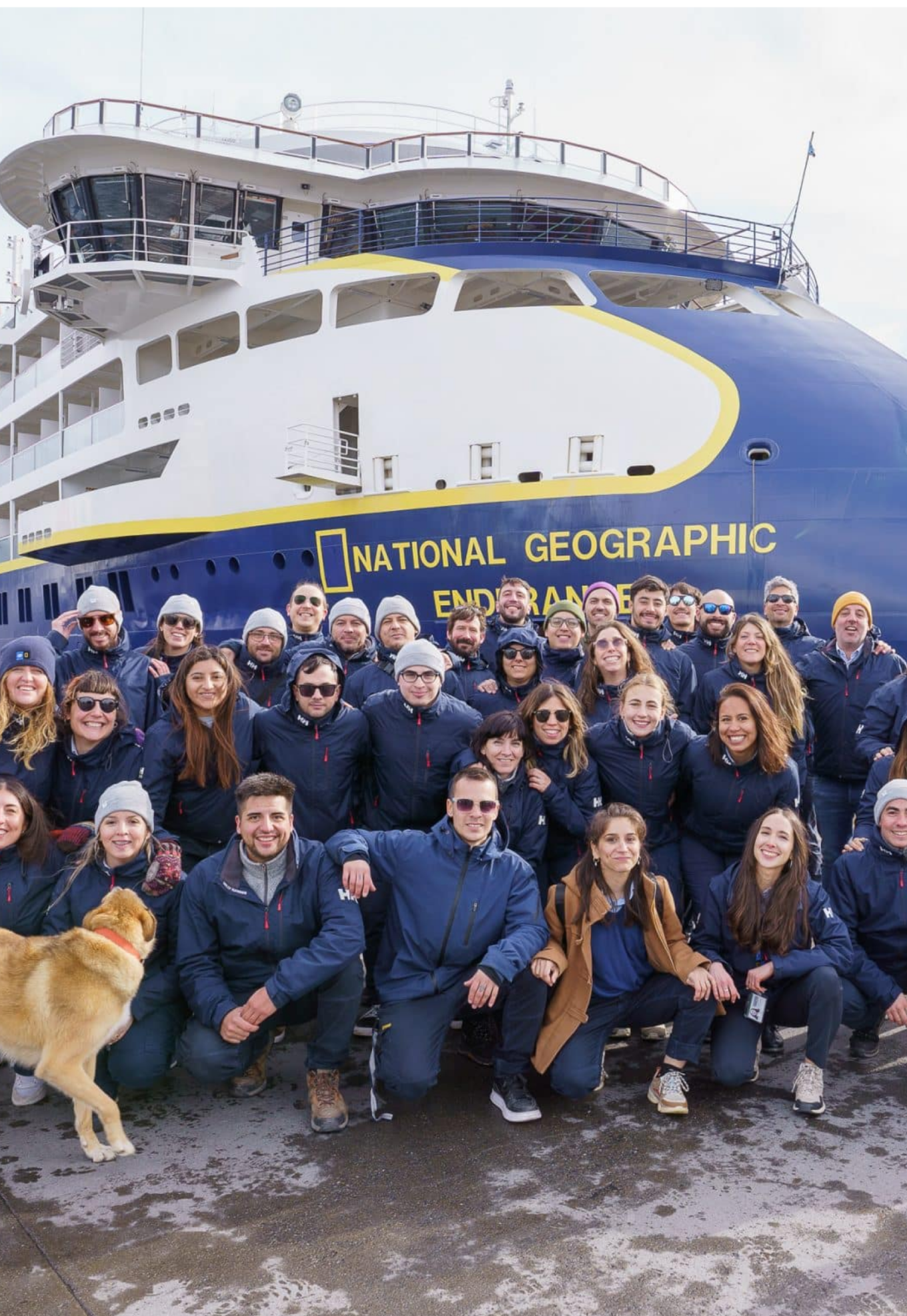 Een groepsfoto van collega's van Ushuaia voor een boot