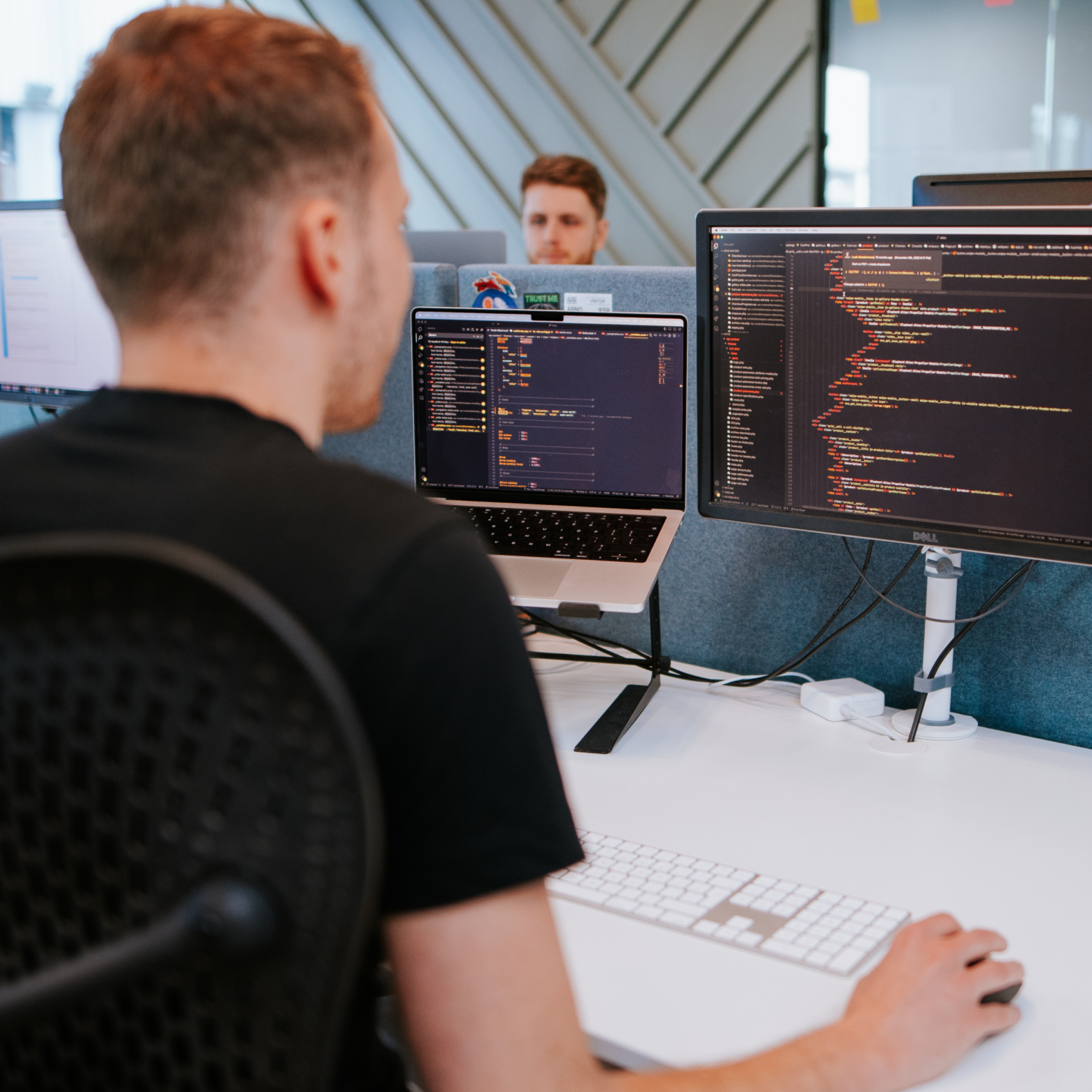 blog - Arno zit achter zijn laptop en is aan het developen