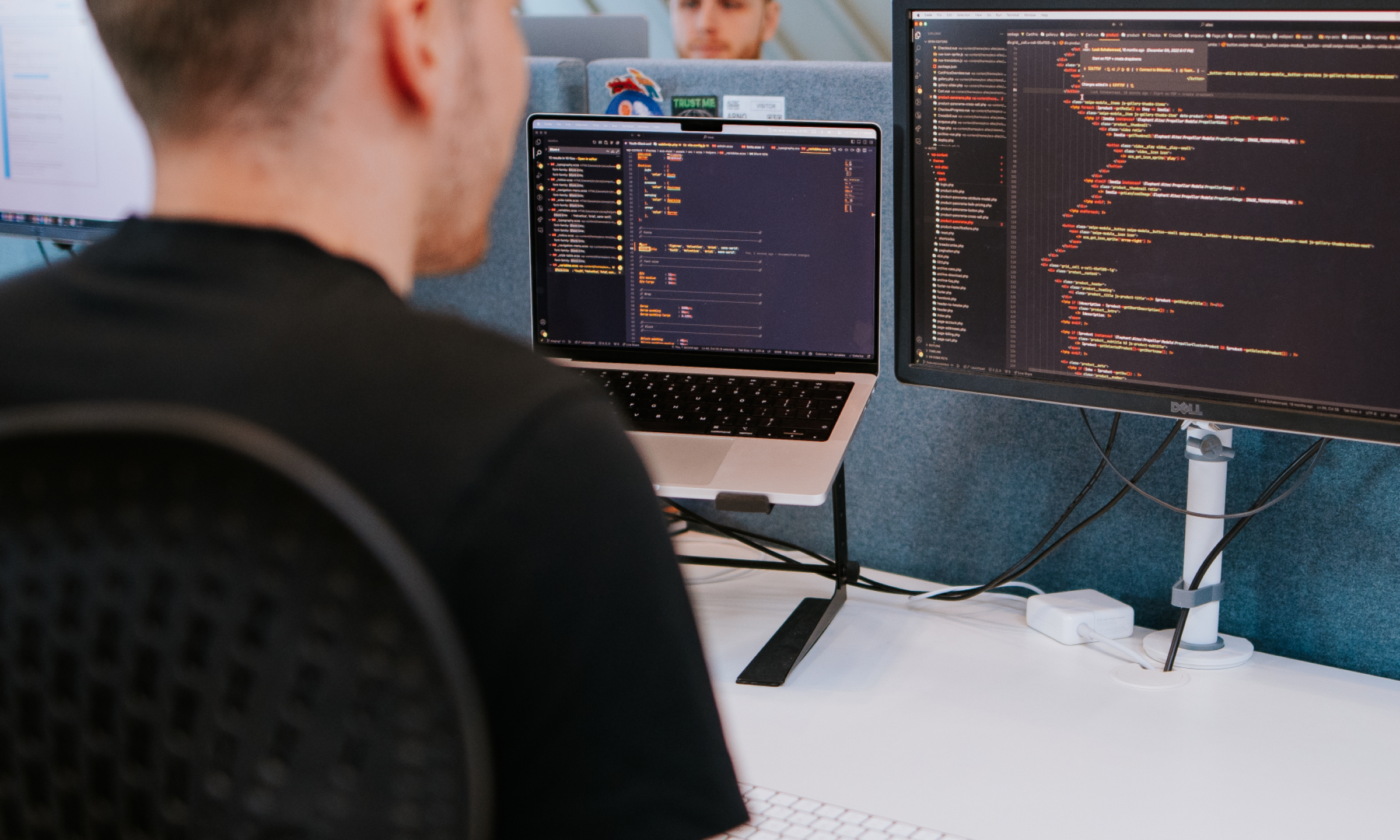 blog - Arno zit achter zijn laptop en is aan het developen