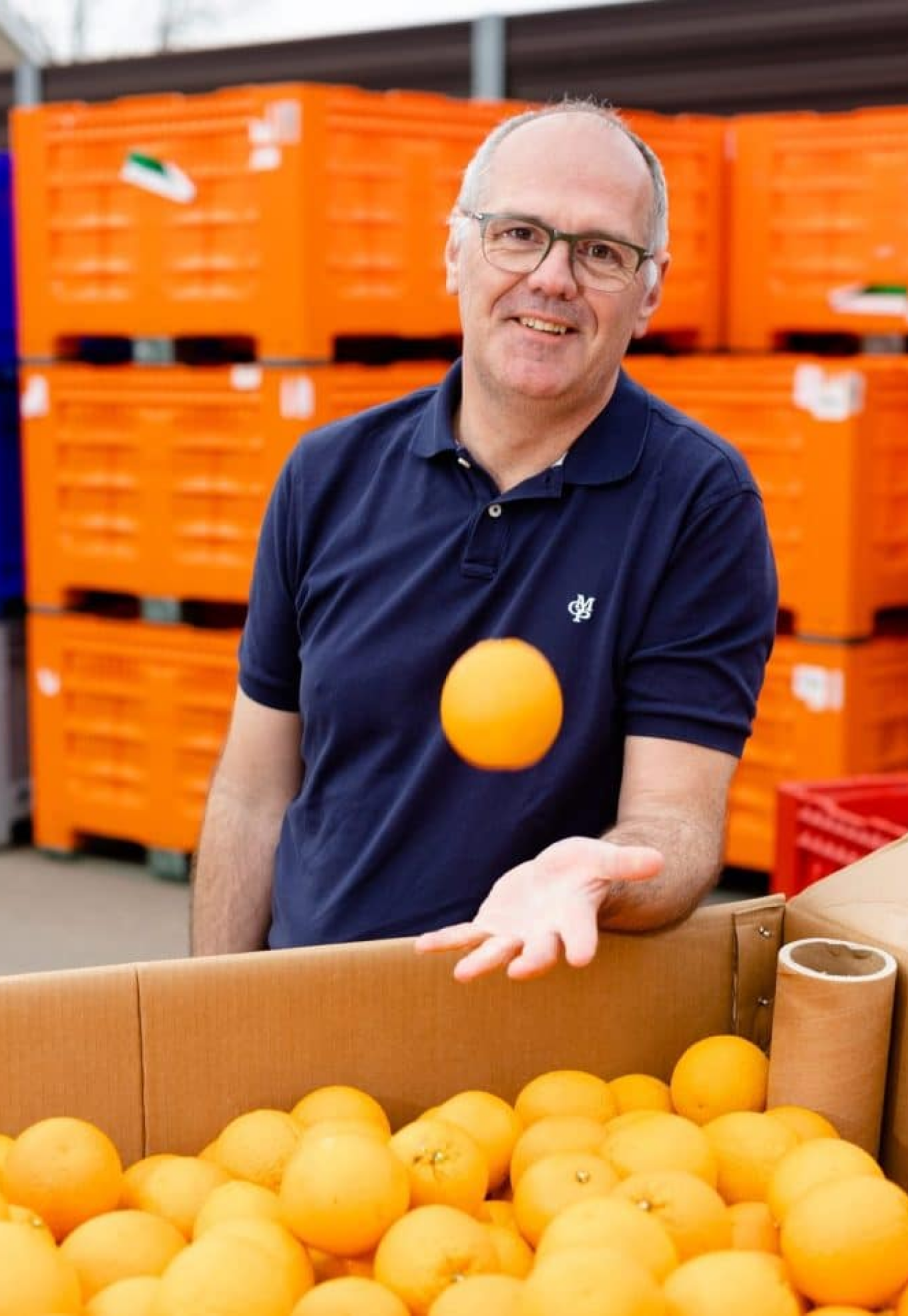 case - Een collega van The Juicy Group heeft een mandarijn in zijn handen